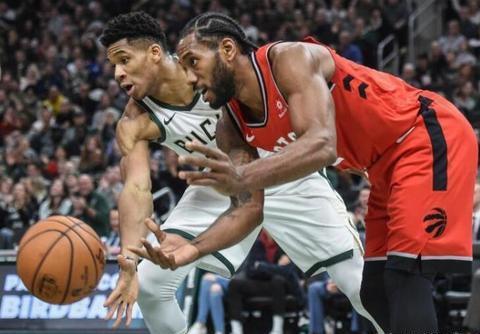 球队围绕他 球队围绕他